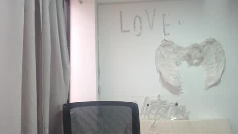 Snapshot of victoria25_meester chatting on 09.18.25 Hi guys Im victoria Be the one who can control me in PVT online show from 09.18.25