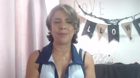 Snapshot of victoria25_meester chatting on 10.11.25 Hi guys Im victoria Be the one who can control me in PVT online show from 10.11.25