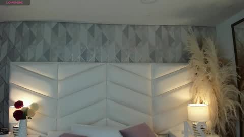 Snapshot of victoria___jonnes chatting on 09.22.25 victoria___jonnes online show from 09.22.25