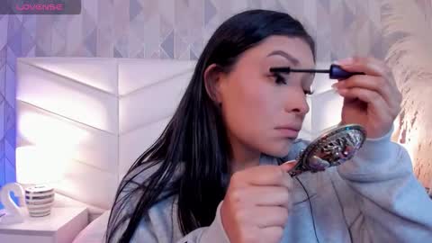 Snapshot of victoria___jonnes chatting on 11.11.25 victoria___jonnes online show from 11.11.25