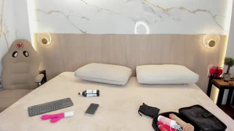Snapshot of victoria_hokings chatting on 07.28.26 Victoria H online show from 07.28.26