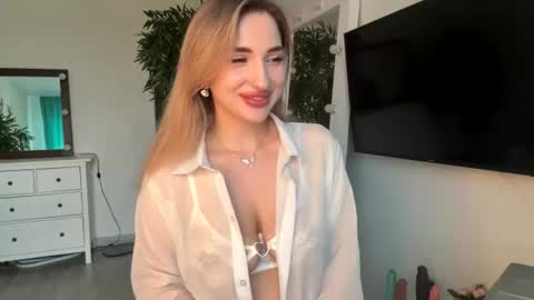 Snapshot of victoria_jess chatting on 06.27.26 Victoria online show from 06.27.26
