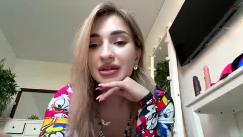 Snapshot of victoria_jess chatting on 07.24.26 Victoria online show from 07.24.26