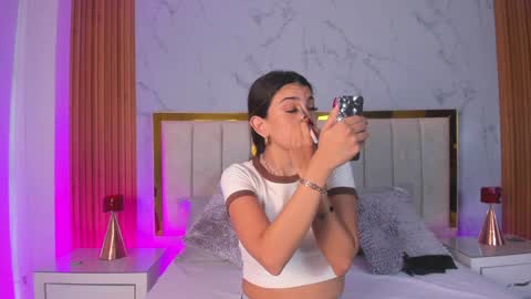  Victoria Lozano  online show from 01.08.25