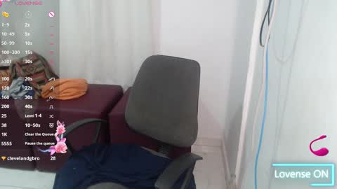 Snapshot of victoria_milf06 chatting on 02.14.25 victoria online show from 02.14.25