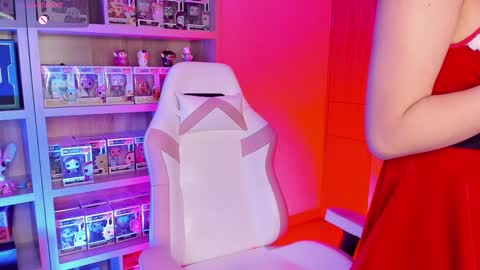 Snapshot of victoria_se chatting on 12.14.25 Victoria online show from 12.14.25