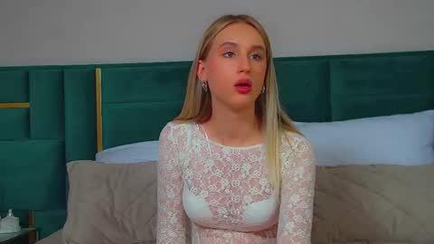 Snapshot of victoriahopson chatting on 09.18.25 Victoria online show from 09.18.25