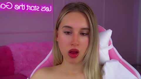 Snapshot of victoriahopson chatting on 09.27.25 Victoria online show from 09.27.25