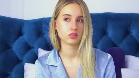 Snapshot of victoriahopson chatting on 10.12.25 Victoria online show from 10.12.25