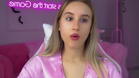 Snapshot of victoriahopson chatting on 10.18.25 Victoria online show from 10.18.25