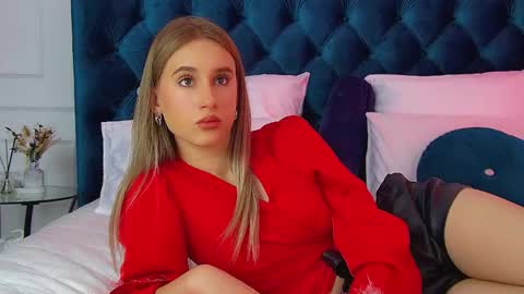 Snapshot of victoriahopson chatting on 11.08.25 Victoria online show from 11.08.25