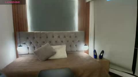 Snapshot of victorialuxee_ chatting on 07.17.26 V I C T O R I A online show from 07.17.26