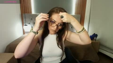 Snapshot of victorialuxee_ chatting on 07.22.26 V I C T O R I A online show from 07.22.26