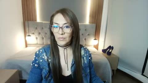 Snapshot of victorialuxee_ chatting on 07.24.26 V I C T O R I A online show from 07.24.26
