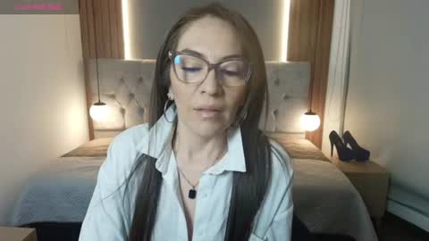 Snapshot of victorialuxee_ chatting on 07.29.26 V I C T O R I A online show from 07.29.26