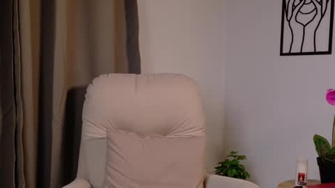 VictoriaNova online show from 02.06.26