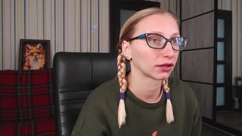 Snapshot of vikaericka chatting on 10.16.25 Vika online show from 10.16.25