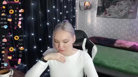 Snapshot of vikapowers chatting on 12.14.24 vikapowers online show from 12.14.24