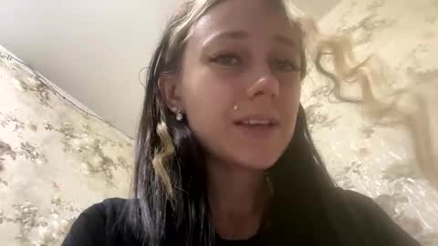 Snapshot of viktoria9898 chatting on 05.18.26 Sweett online show from 05.18.26