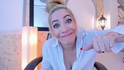 Snapshot of viktoria_davis_ chatting on 01.11.25 Viktoria online show from 01.11.25