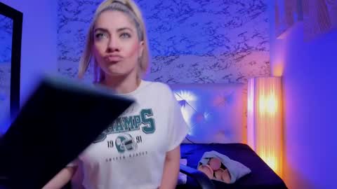 Snapshot of viktoria_davis_ chatting on 01.20.25 Viktoria online show from 01.20.25