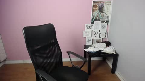 Snapshot of viktoria_lovely chatting on 02.13.25 viktoria_lovely online show from 02.13.25