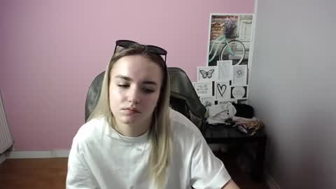 Snapshot of viktoria_lovely chatting on 03.09.25 viktoria_lovely online show from 03.09.25