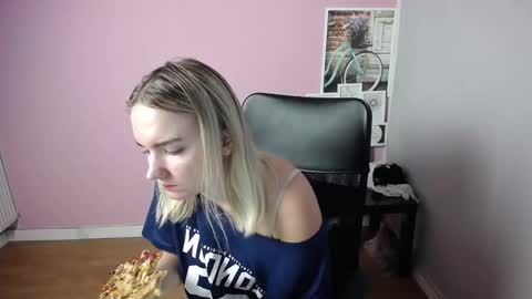 Snapshot of viktoria_lovely chatting on 09.09.25 viktoria_lovely online show from 09.09.25