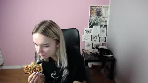 Snapshot of viktoria_lovely chatting on 09.10.25 viktoria_lovely online show from 09.10.25