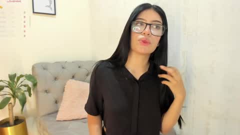 Snapshot of violet_rose_8 chatting on 05.27.26 Violet online show from 05.27.26