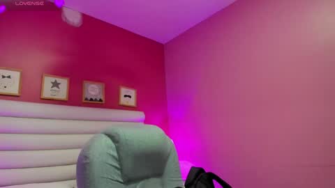 Snapshot of violet_sinclair chatting on 04.21.26 violet_sinclair online show from 04.21.26