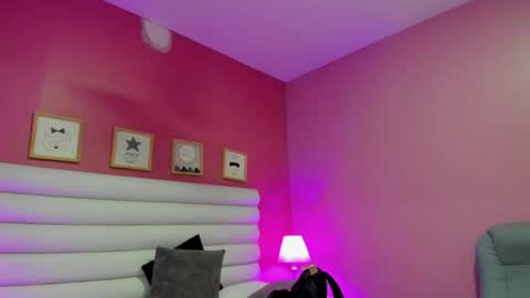 Snapshot of violet_sinclair chatting on 04.24.26 violet_sinclair online show from 04.24.26