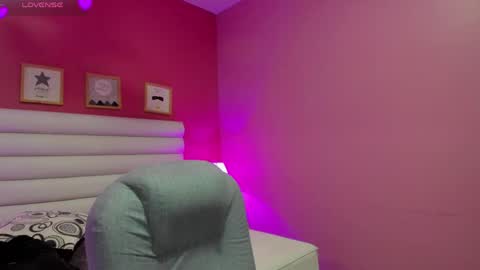 Snapshot of violet_sinclair chatting on 04.26.26 violet_sinclair online show from 04.26.26