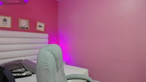 Snapshot of violet_sinclair chatting on 05.23.26 violet_sinclair online show from 05.23.26