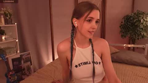Snapshot of violettessa chatting on 09.15.25 violettessa online show from 09.15.25
