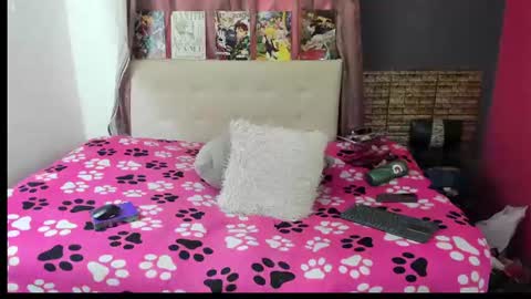Snapshot of violl3t_fox chatting on 06.23.26 Isabella online show from 06.23.26