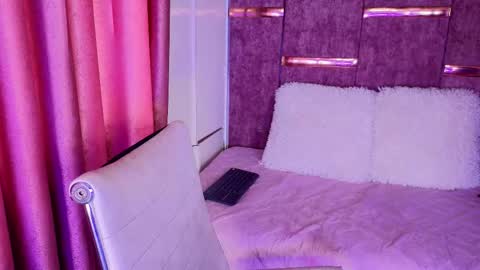 viollettebylyly online show from 10.20.25