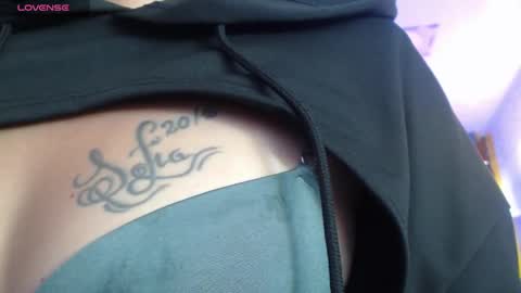 Snapshot of vitoria23_ chatting on 03.11.25 victoria 3 online show from 03.11.25