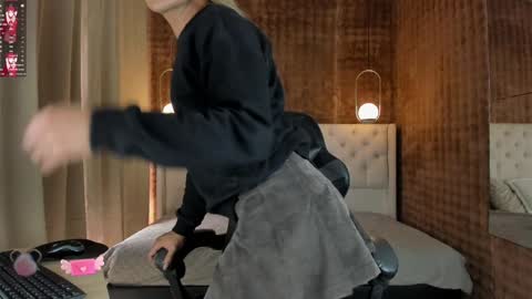 VittaaaPlease help me with your thumbs up its important  online show from 01.14.25