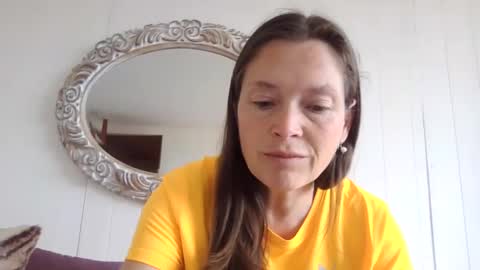 Snapshot of vivi_bee chatting on 10.21.25 vivian online show from 10.21.25