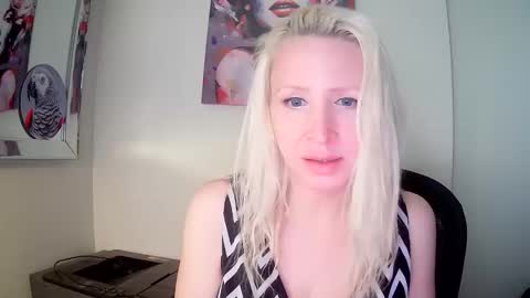 Snapshot of vivians_roses chatting on 12.01.25 Vivians Roses online show from 12.01.25