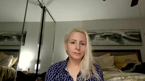Snapshot of vivians_roses chatting on 07.02.26 Vivians Roses online show from 07.02.26