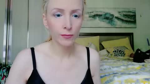 Snapshot of vivians_roses chatting on 07.13.26 Vivians Roses online show from 07.13.26