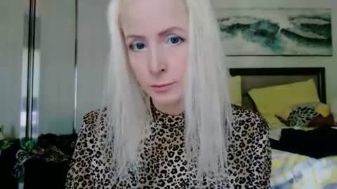 Snapshot of vivians_roses chatting on 07.15.26 Vivians Roses online show from 07.15.26