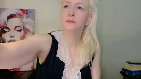 Snapshot of vivians_roses chatting on 07.28.26 Vivians Roses online show from 07.28.26