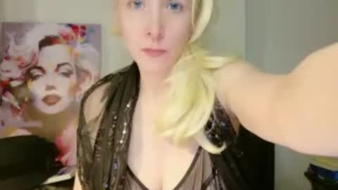 Snapshot of vivians_roses chatting on 07.30.26 Vivians Roses online show from 07.30.26