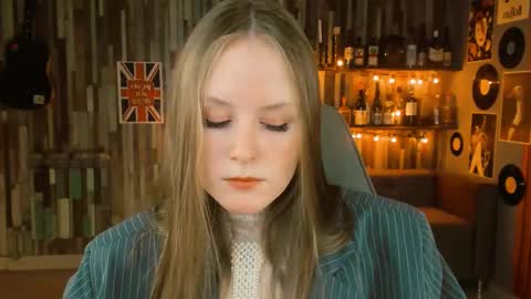 Snapshot of vivienleeigh chatting on 02.20.25 Vivien online show from 02.20.25