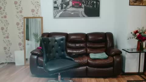 Snapshot of vivienne17 chatting on 02.19.25 vivienne online show from 02.19.25