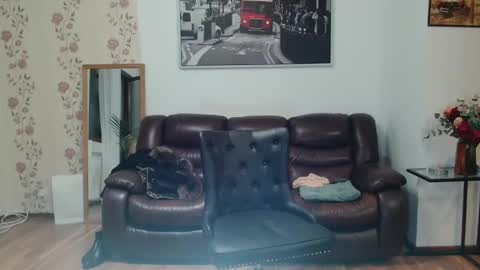 Snapshot of vivienne17 chatting on 02.20.25 vivienne online show from 02.20.25