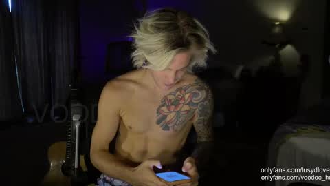 Snapshot of voodoo_hd chatting on 09.26.25 Voodoo and Lucy online show from 09.26.25